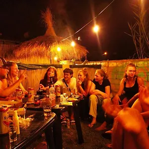 pinegroove-hostel.albaniahotels.org/